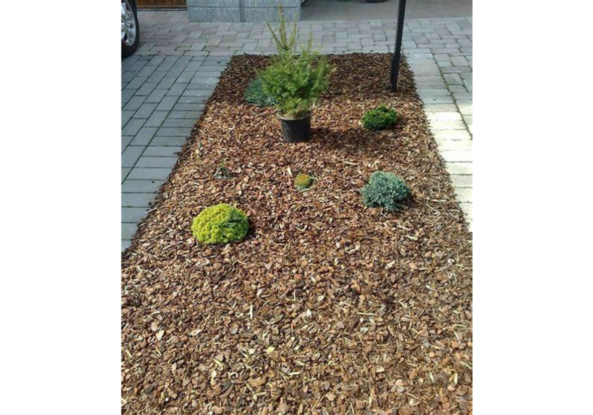 Paillis de copeaux de bois pour parterres de fleurs DIY