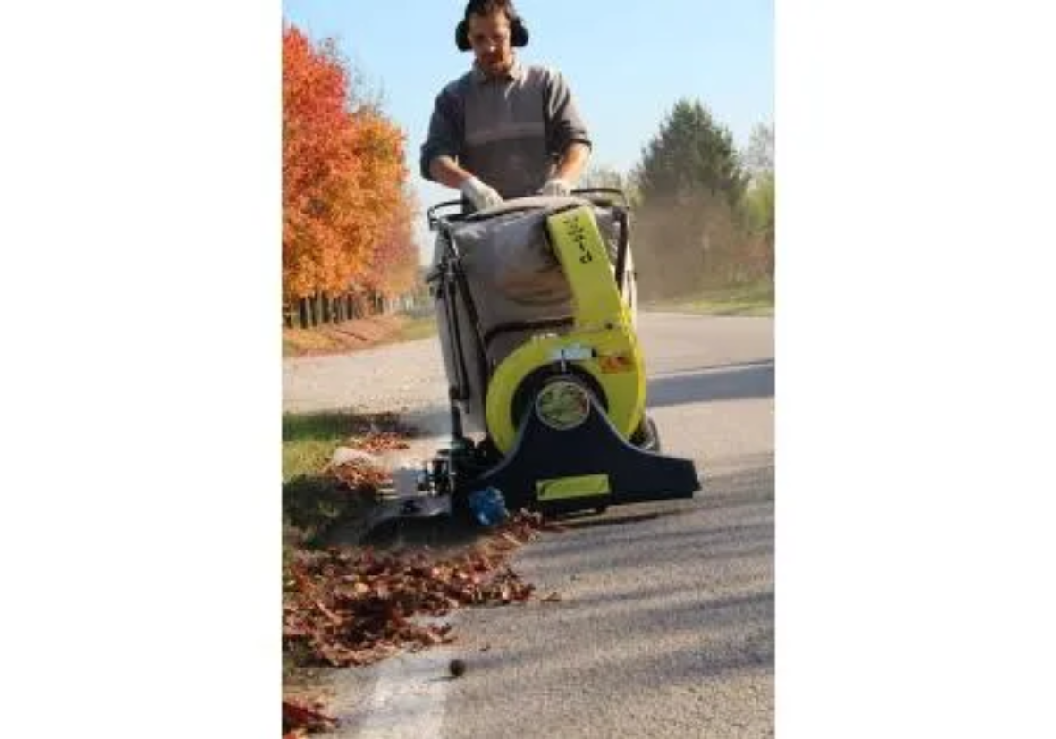 aspirateurs à feuilles pour nettoyer les avenues et les trottoirs